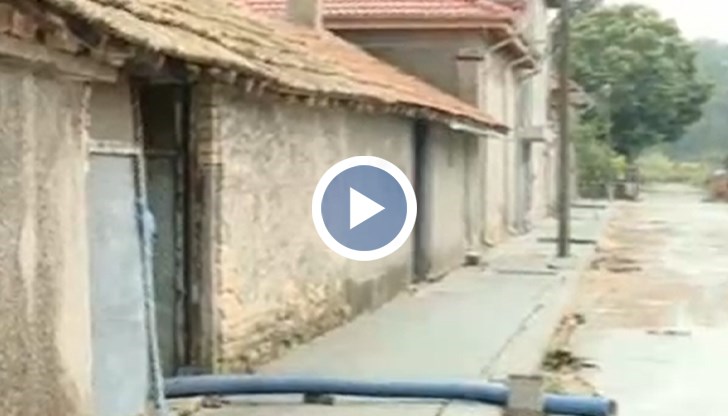 Хората от селото още отводняват къщите си