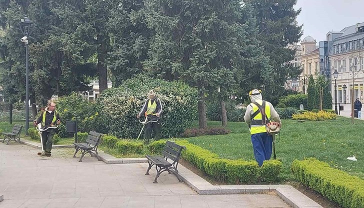 Служители извършват дезинфекция на автобусни спирки и площадни пространства