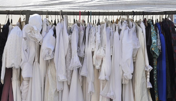 Не е тайна за никого, че българинът масово се облича с дрехи втора ръка Не е тайна за никого, че българинът масово се облича с дрехи втора ръка