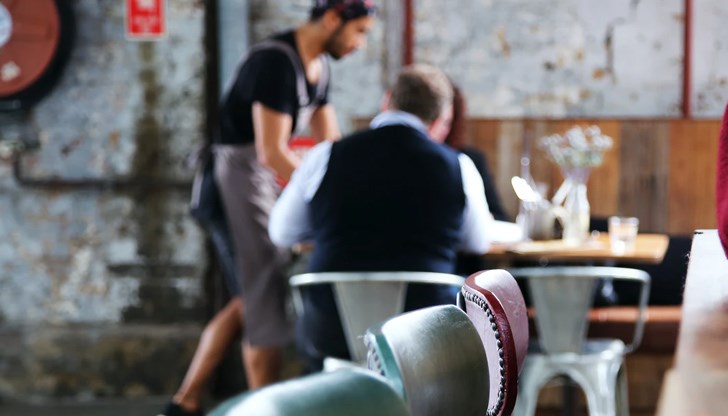 Докато продължаваме да посрещаме намръщени всеки влязъл в ресторанта, хотела или кафенето, туризмът няма как да бъде спасен Докато продължаваме да посрещаме намръщени всеки влязъл в ресторанта, хотела или кафенето, туризмът няма как да бъде спасен