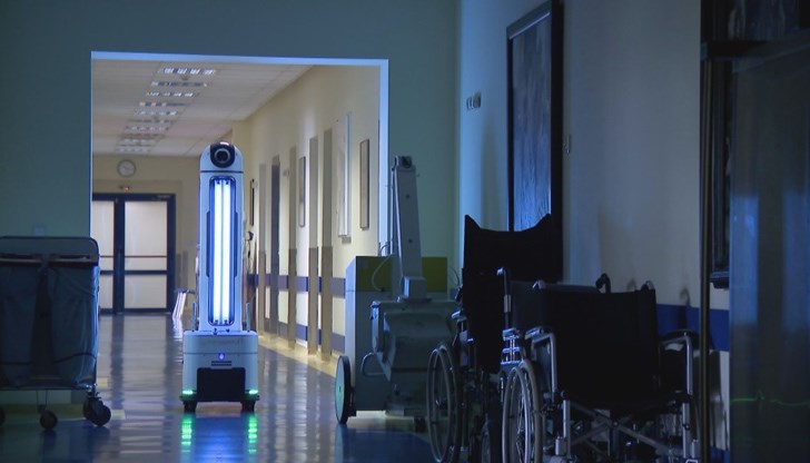 През деня роботът контролира достъпа в болницата, а през нощта дезинфекцира помещенията