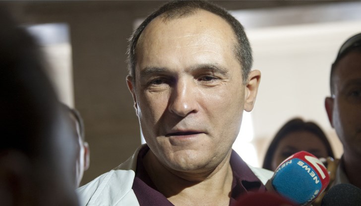 Освен всичко, което хунтата открадна и заграби от вас, лишиха хазната и от над 500 000 000 лева плащани от компаниите ми Освен всичко, което хунтата открадна и заграби от вас, лишиха хазната и от над 500 000 000 лева плащани от компаниите ми