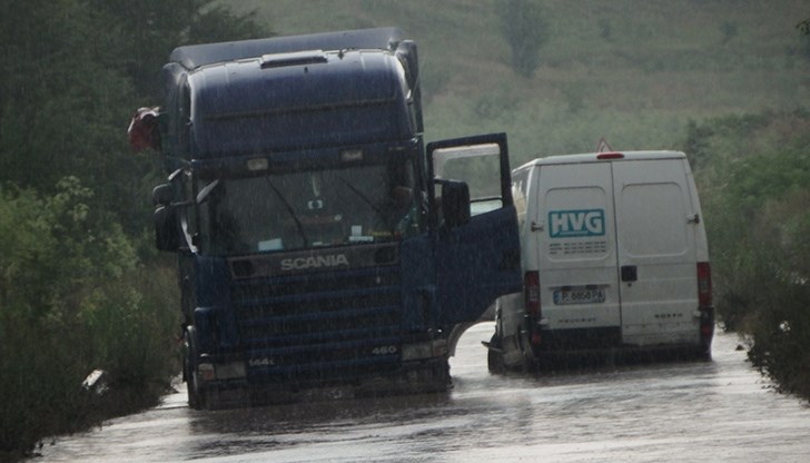 Десетки леки автомобили, камиони и бусове се оказаха заклещени в капана на природната стихия