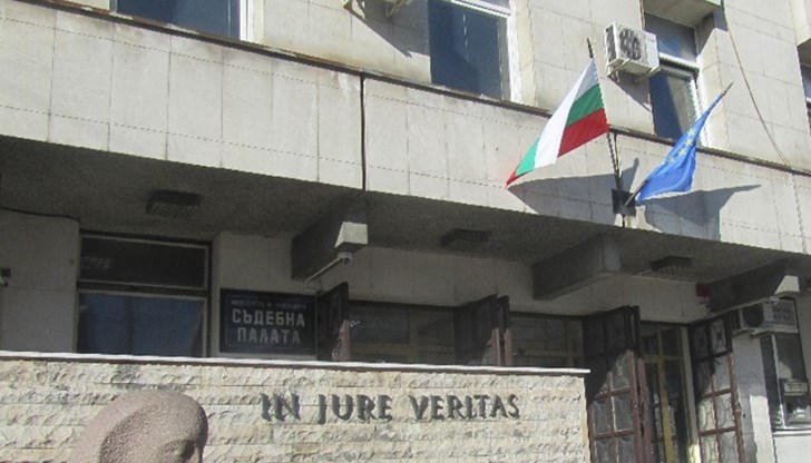 Николай е обвинен, че умишлено е умъртвил Мария П. от Горна Оряховица чрез нанасяне на множество удари с крака и ръце по тялото на жертвата, като убийството е извършено по особено мъчителен за убитата начин и с особена жестокост