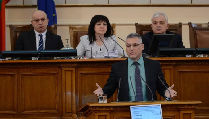 Валери Жаблянов изрази недоволство от вчерашните репортажи и снимки, които са показали, че депутатите не носят маски Валери Жаблянов изрази недоволство от вчерашните репортажи и снимки, които са показали, че депутатите не носят маски