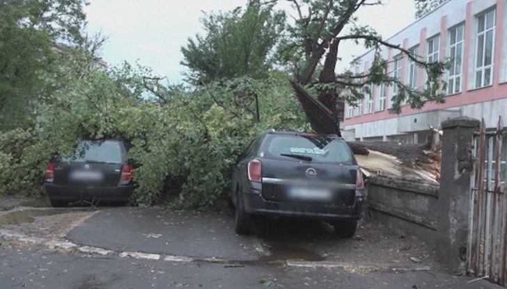 Ураганните ветрове отнесоха покриви, прекършиха дървета, изпочупиха електрически стълбове и автомобили