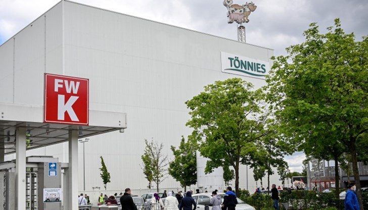 Предприемач, собственик на футболен клуб, приятел на Владимир Путин - така "Аугсбургер Алгемайне" описва Клеменс Тьонис Предприемач, собственик на футболен клуб, приятел на Владимир Путин - така "Аугсбургер Алгемайне" описва Клеменс Тьонис