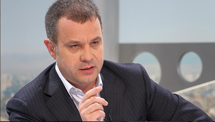 Според Кошлуков в предаването се прокрадват тези, че изпълнителната власт и премиерът Борисов си "купуват" църквата с допълнителните средства, които им се отпускат за капиталови разходи Според Кошлуков в предаването се прокрадват тези, че изпълнителната власт и премиерът Борисов си "купуват" църквата с допълнителните средства, които им се отпускат за капиталови разходи