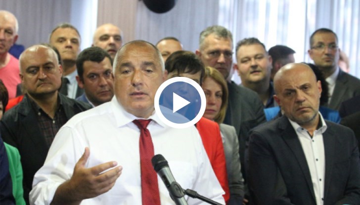 SMS-и, аудио запис и снимки провокираха общественото внимание