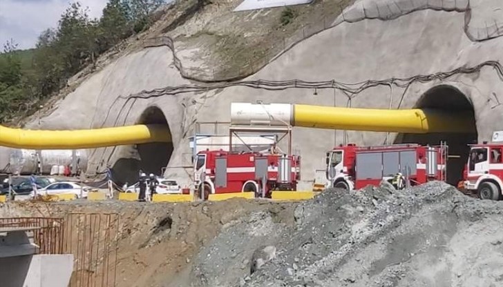 Има затрупани хора