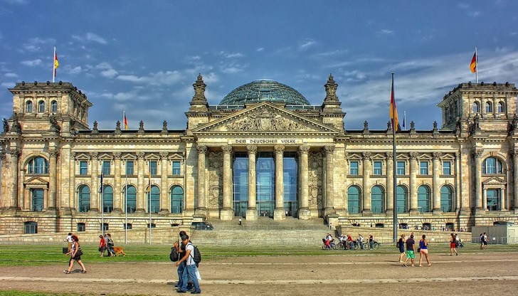 По-евтин ток, пари за семейства с деца и още редица мерки предприема Германия, за да няма фалити в държавата По-евтин ток, пари за семейства с деца и още редица мерки предприема Германия, за да няма фалити в държавата