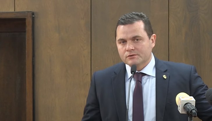 Предложението на Пенчо Милков е бройката на заместник-кметовете да бъде намалена, тоест от 5 да станат 4 Предложението на Пенчо Милков е бройката на заместник-кметовете да бъде намалена, тоест от 5 да станат 4