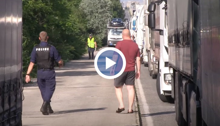 Повече от два часа полицейски екипи се опитваха да пренаредят опашката, за да освободят пътя
