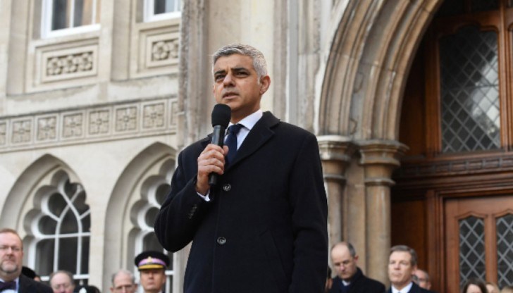 Днес кметът на Лондон замрази също така заплатите на 15 членове от екипа си