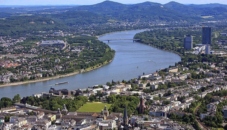 Младият мъж прекосявал река Рейн в Бон с надуваемо фламинго