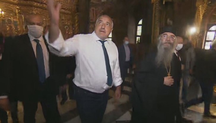 Премиерът беше на посещение днес в Рилския манастир и влезе в църквата без предпазна маска Премиерът беше на посещение днес в Рилския манастир и влезе в църквата без предпазна маска