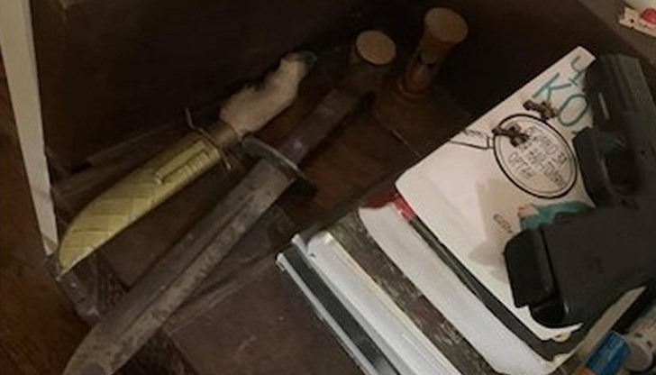 Андрей Слабаков спи освен с пистолет и с два ножа на нощното шкафче