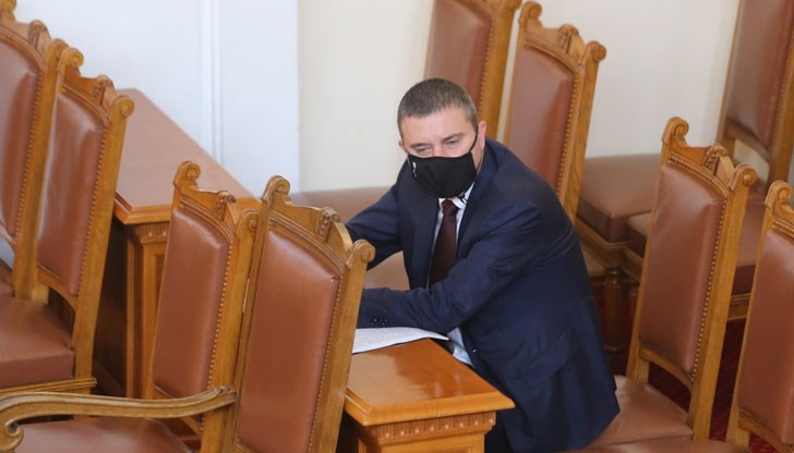 Имаме информация, че не само компаниите на Божков са били облагодетелствани, управляващите отварят втори чадър, заявиха от БСП