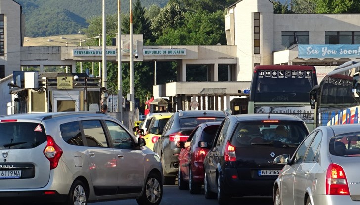 Стотици леки автомобили и хиляди туристи, пътуващи за Гърция, са попаднали в задръстването