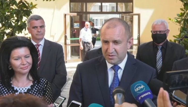 Прокуратурата не може да направи експертиза за автентичността им, тъй като главният прокурор се споменава като "възторжен фен на премиера" Прокуратурата не може да направи експертиза за автентичността им, тъй като главният прокурор се споменава като "възторжен фен на премиера"