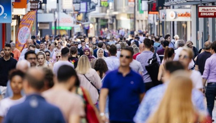 Ако ги нямаше тях, населението е щяло да започне да намалява още след 1972 г. Ако ги нямаше тях, населението е щяло да започне да намалява още след 1972 г.