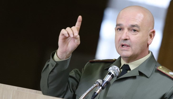 Напоследък генерал Мутафчийски не се радва на всенародна любов Напоследък генерал Мутафчийски не се радва на всенародна любов