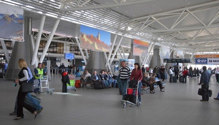 От днес отпада карантината за пристигащите в България от няколко европейски страни От днес отпада карантината за пристигащите в България от няколко европейски страни