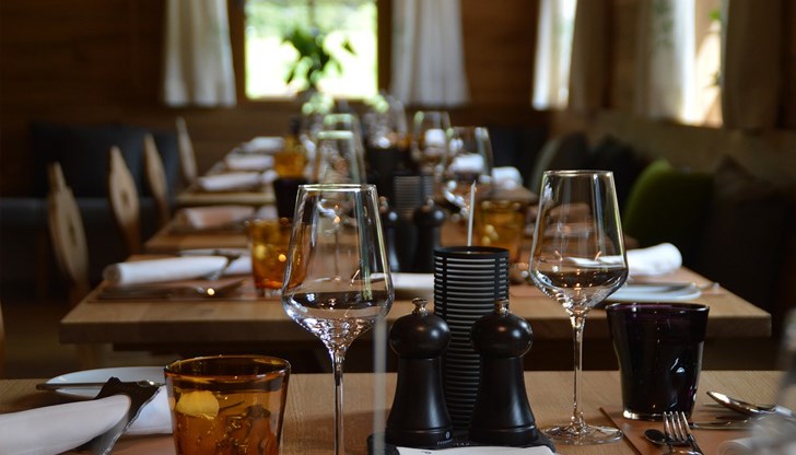 Парламентът рязко свали ставките на ДДС за редица услуги по предложение на управляващото мнозинство и ДПС Парламентът рязко свали ставките на ДДС за редица услуги по предложение на управляващото мнозинство и ДПС