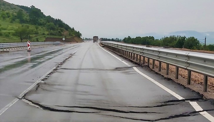 Отсечката е около 10 метра и е точно преди подлез, в посока към София