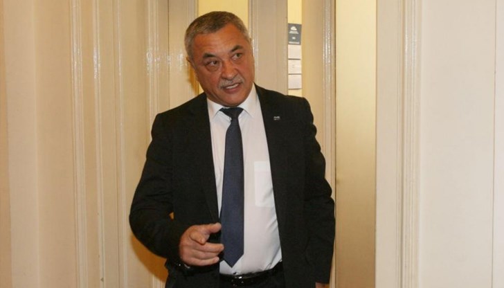 Причината за цялото внимание, което му се обръща, е трибуната, която получава от бТВ, убеден е Симеонов