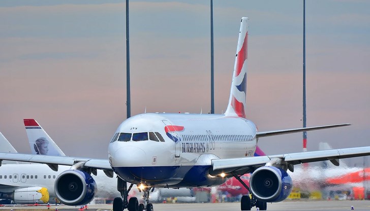 Дори властите на съответната трета страна да не са наложили ограничения за пътуване на български граждани, някои авиокомпании поставят допълнителни условия за доказване целта на пътуването през трети страни към страни от ЕС Дори властите на съответната трета страна да не са наложили ограничения за пътуване на български граждани, някои авиокомпании поставят допълнителни условия за доказване целта на пътуването през трети страни към страни от ЕС