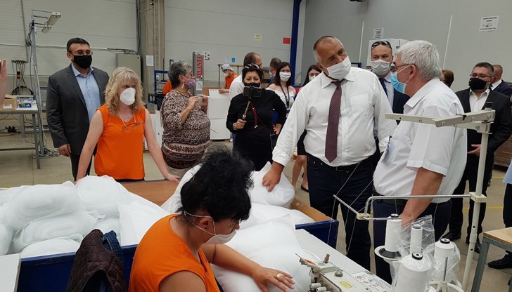 Ако си познаеш някъде завивката или чаршафите, да знаеш, че е твоята, и аз вече не знам как спя и къде ме снимат Ако си познаеш някъде завивката или чаршафите, да знаеш, че е твоята, и аз вече не знам как спя и къде ме снимат