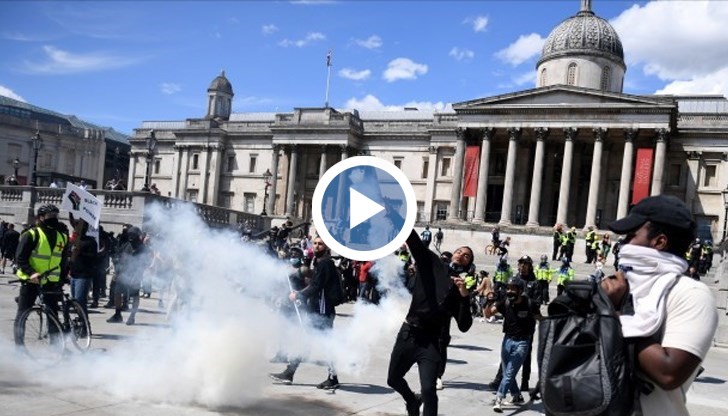 Около 100 крайнодесни активисти излязоха по улиците на Лондон, заканвайки се да защитят историческите паметници, които бяха атакувани по време на антирасистките демонстрации напоследък