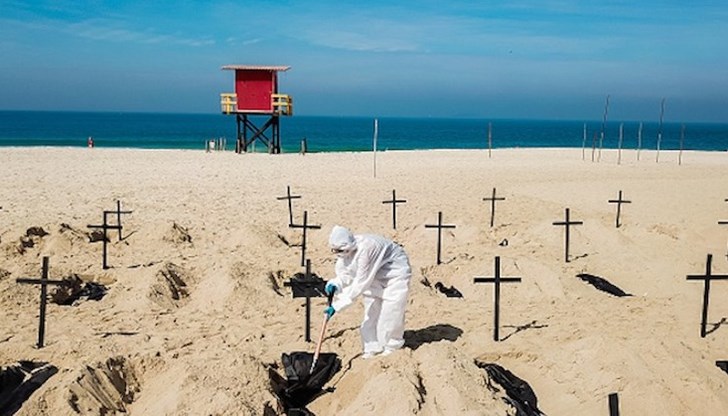 Гневни активисти в Бразилия създадоха стотина импровизирани гроба на известния плаж Копакабана, като забиха кръстове в пясъка