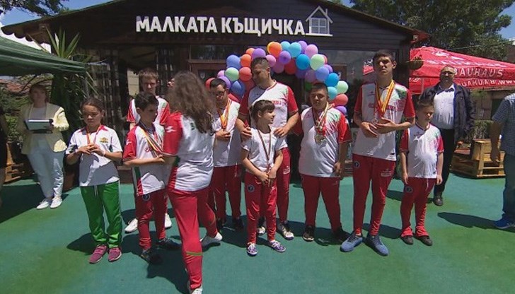 Заведението се казва "Малката къщичка"