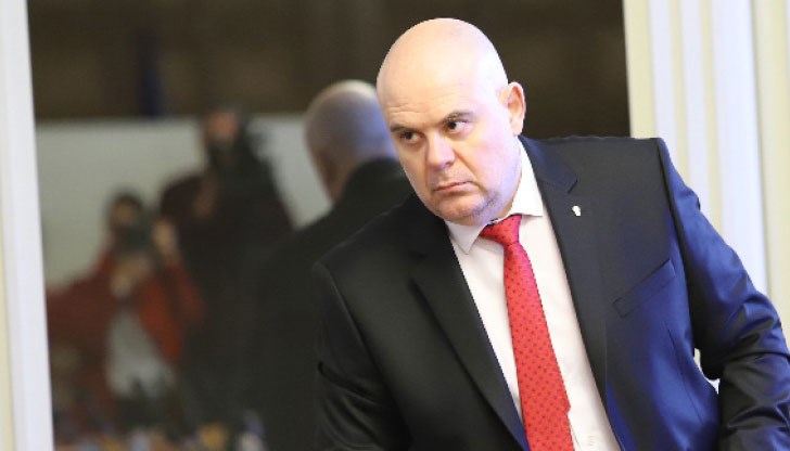 Редно ли е в една правова държава институциите да бъдат ползвани като бухалки срещу едни и като чадър над други?