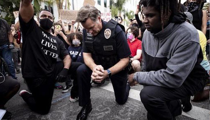 Четиримата полицаи бяха уволнени и сега са им повдигнати обвинения за смъртта на Флойд