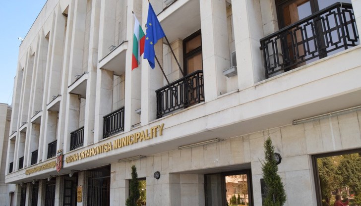 Граждани се допускат единствено до Информационния център, ГРАО и данъчна служба, като е задължително носенето на лични предпазни средства Граждани се допускат единствено до Информационния център, ГРАО и данъчна служба, като е задължително носенето на лични предпазни средства