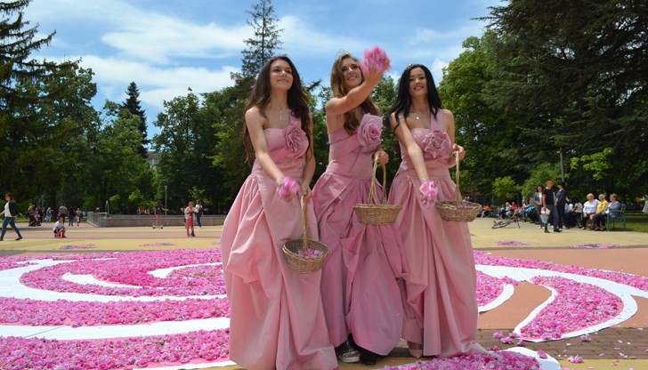 В неделя празникът на Казанлък продължава с шествие