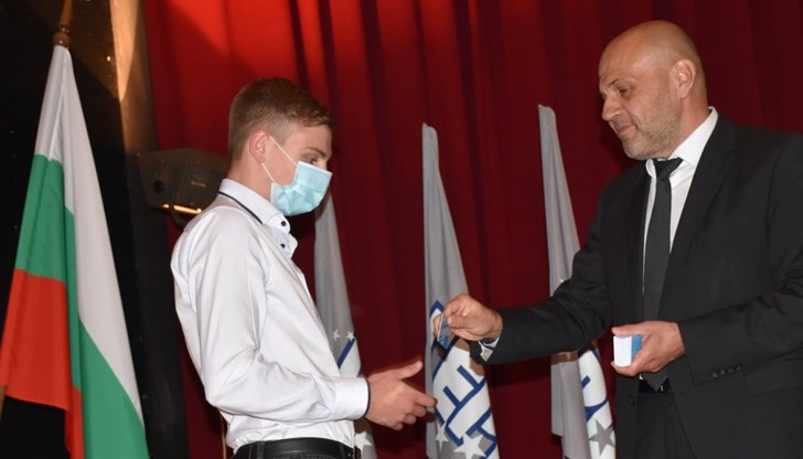 Според Томислав Дончев нямало нищо драматично 50-ина партийци да хвърлят партийните си книжки Според Томислав Дончев нямало нищо драматично 50-ина партийци да хвърлят партийните си книжки