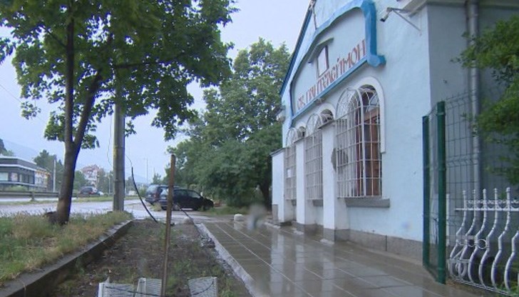 Части от храма би трябвало да станат тротоар