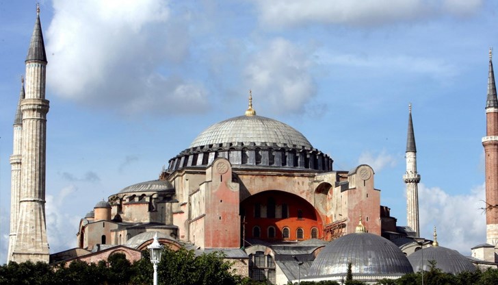 Подчертава се в доклад, че е символ на мирно съвместно съществуване, реален диалог и уважение между религиите