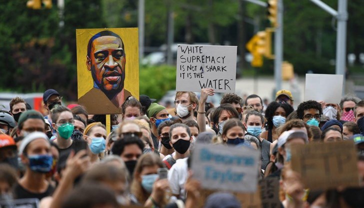 Лори Лайтфут вдигна комендантския час и разреши да бъде възстановена работата на метрото и на автобусите в центъра на Чикаго Лори Лайтфут вдигна комендантския час и разреши да бъде възстановена работата на метрото и на автобусите в центъра на Чикаго