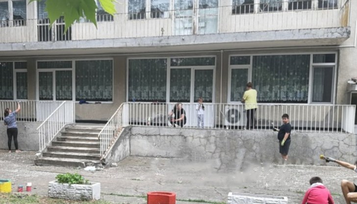 Три майки и няколко доброволци от селото успели за два дни да почистят алеите, да освежат цветовете на парапетите и саксиите, както и да боядисат оградата на детската градина