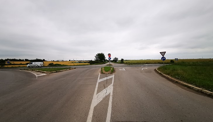 Кръстовището край Джъмбо е опасно и в момента няма никакво осветление. Нито едно осветително тяло!