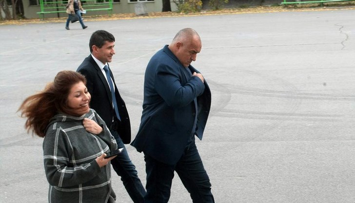 Съпругът на Севделина Арнаудова взема заплата не само от "Булгартрансгаз", но и от ГЕРБ Съпругът на Севделина Арнаудова взема заплата не само от "Булгартрансгаз", но и от ГЕРБ