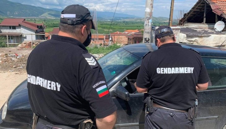 Властите проверяват всички влизащи и излизащи автомобили