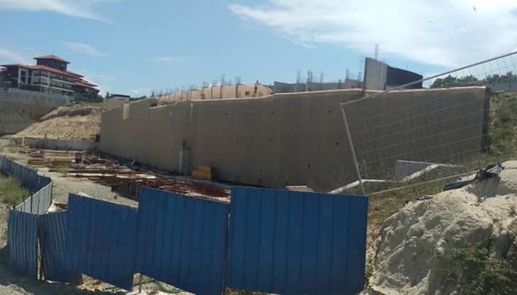 Скандалното съоръжение е буквално скрито от любопитни погледи