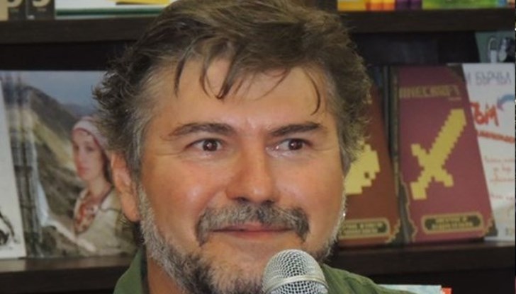 Димитър Камбуров обяснява на ирландските ученици какво е дефицитна стока в комунистическа България Димитър Камбуров обяснява на ирландските ученици какво е дефицитна стока в комунистическа България