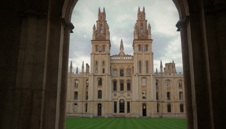 Междувременно британските университети напомниха на желаещите да се обучават в тях, че до 18 юни трябва да решат дали приемат направените им предложения за следващата учебна година Междувременно британските университети напомниха на желаещите да се обучават в тях, че до 18 юни трябва да решат дали приемат направените им предложения за следващата учебна година